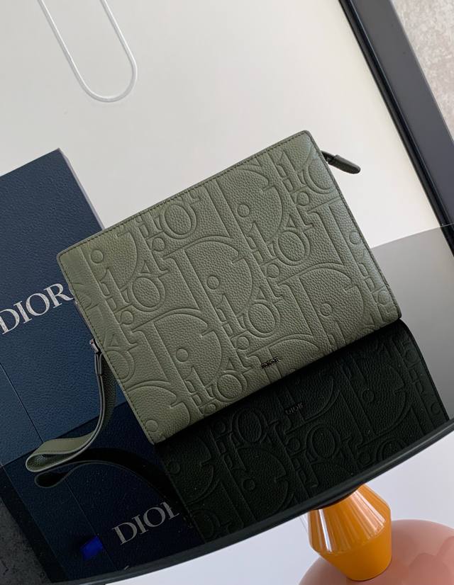 这款手拿包是 Dior 的主打单品。采用牛皮精心制作，从 Dior 档案汲取灵感，正面饰以 Dior 标志提升格调。宽敞的拉链隔层适合收纳手机，还设有六个卡槽。