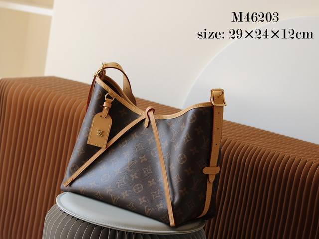 P- 顶级原单 独家实拍 M46203 Carryall 小号手袋取材 Monogram 帆布和皮革饰边，成就都市生活的贴身伴侣。充裕构型设有齐整内层，大号内袋