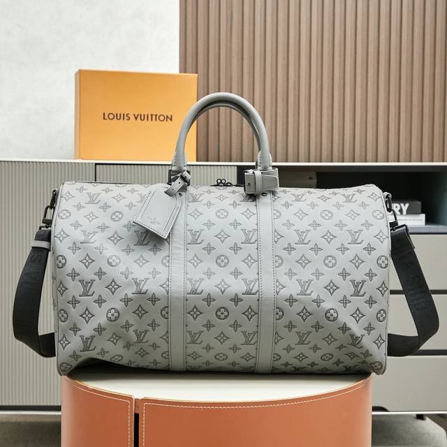 独家实拍 M46117灰 编织肩带 动态芯片 路易威登经典 Keepall 旅行袋释放 Monogram Shadow 皮革的摩登新意。舒柔牛皮革工致压印标志性