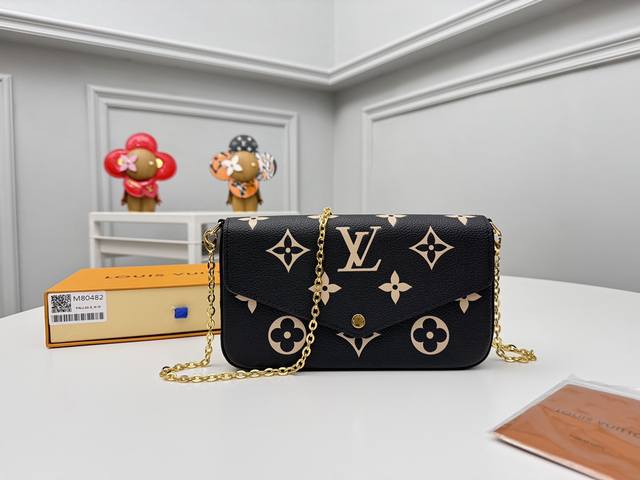 顶级原单 M80482黑本款 Pochette Félicie 链条包为 Monogram Empreinte 皮革描绘 Monogram 印花，其信封式构型包