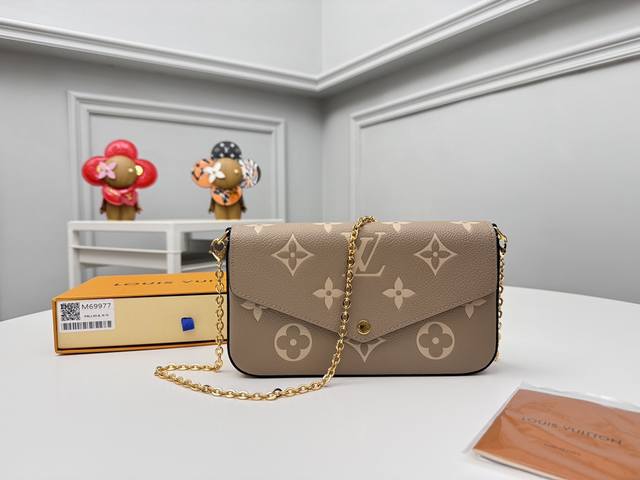 顶级原单 M69977灰本款 Pochette Félicie 链条包为 Monogram Empreinte 皮革描绘 Monogram 印花，其信封式构型包