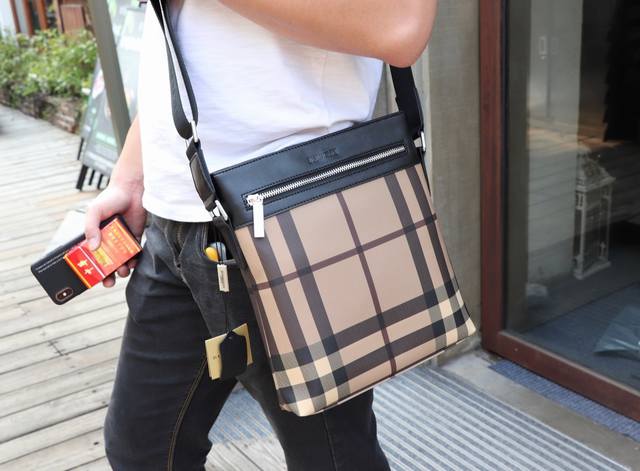 批 巴宝莉 型号33093黄色 Burberry独家新款 斜挎包 尺寸 24X27X6Cm 高端品质 原单正品 独特的品质时尚的设计精致的手工构制潮男必备专柜货