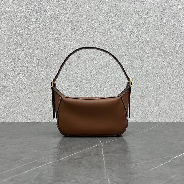 新品上线 Romy Mini号 面世啦！ Celine Romy Mini 号 对比之前出的大号 小号 这只mini号堪称完美. 装下plus 或较大的智能手机