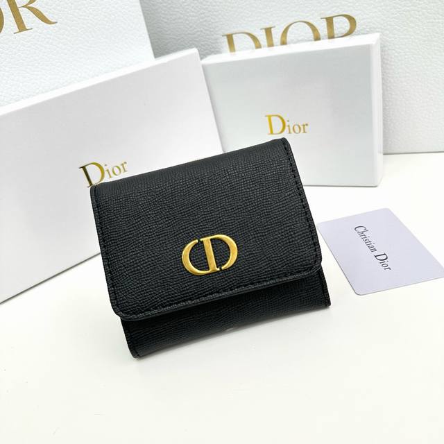 品牌：Dior D24 颜色：黑色 兰色 尺寸：11*10*2 说明: Dior专柜最新款火爆登场！采用头层牛皮，做工精致， 媲美专柜！多功能小钱包，超级实用！