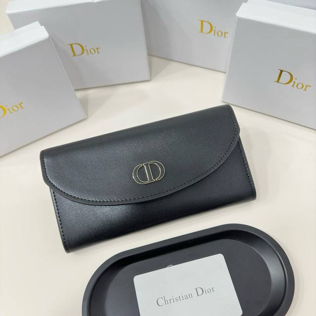 品牌：Dior 3861 颜色：黑色 奶茶色 尺寸：19*10.5*3.5 说明:Dior专柜最新款火爆登场！采用进口小牛皮，绝美绣线，做工精致，媲美专柜！