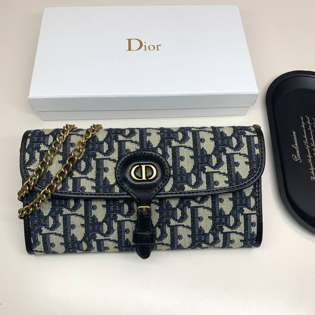 品牌：Dior 927 颜色： 黑色 尺寸： 19*10.5*3.5 说明: Dior 专柜同步，可肩背专柜品质顶级进口牛皮 海外订制钥匙扣五金 做工油边精湛