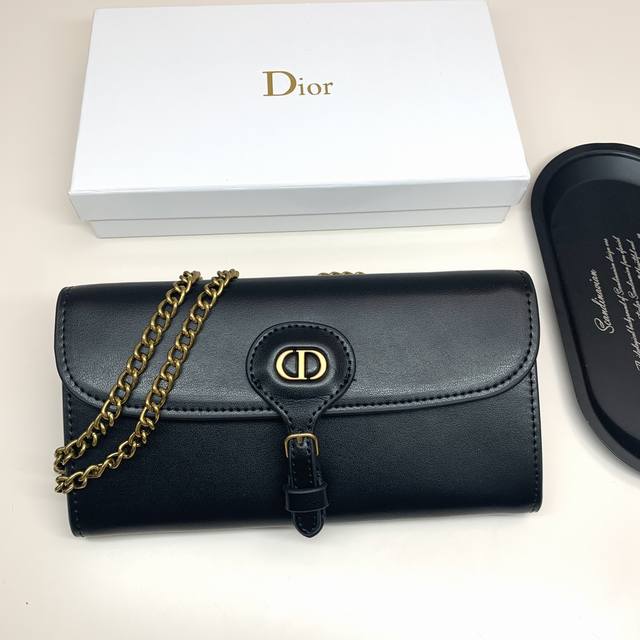 品牌：Dior 926 颜色： 黑色 奶茶色 尺寸： 19*10.5*3.5 说明: Dior 专柜同步，可肩背专柜品质顶级进口牛皮 海外订制钥匙扣五金 做工油