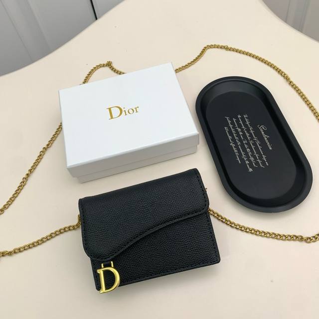 品牌：Dior 94006 颜色： 黑色 尺寸：10.5*7 说明:Dior 专柜最新款出货！D家新款马鞍小包出货！小小一只，能放十几张卡和几张现金，对于现在人