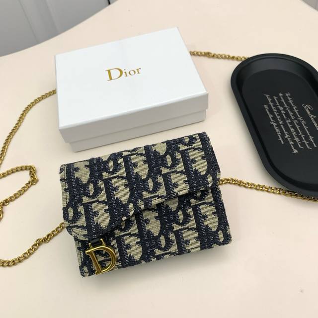 品牌：Dior 94005 颜色： 黑色 灰色 尺寸：10.5*7 说明:Dior 专柜最新款出货！D家新款马鞍小包出货！小小一只，能放十几张卡和几张现金，对于