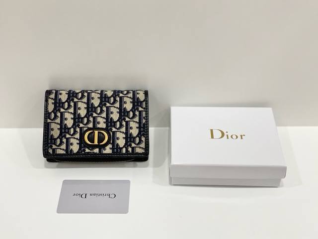 品牌：Dior 2055 颜色：黑色 尺寸： 13.5*9.5*3.5 说明: Dior 专柜最新款火爆登场！采用进口牛皮，做工精致， 媲美专柜！多功能小钱包，