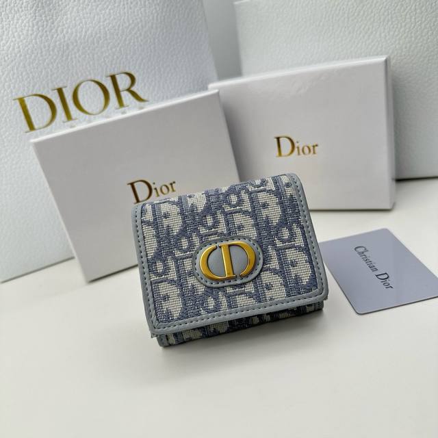 品牌：Dior D08 颜色：宝蓝 灰色 尺寸：9.5*7.5*3.5 说明: Dior专柜最新款火爆登场！采用头层牛皮，做工精致， 媲美专柜！多功能小钱包，超