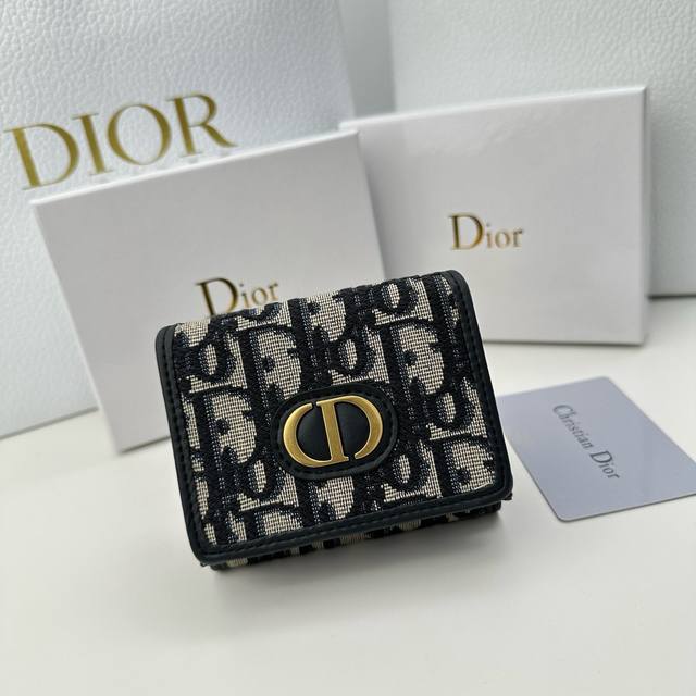 品牌：Dior D08 颜色：宝蓝 灰色 尺寸：9.5*7.5*3.5 说明: Dior专柜最新款火爆登场！采用头层牛皮，做工精致， 媲美专柜！多功能小钱包，超