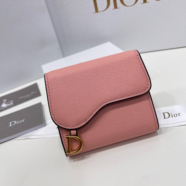 品牌：Dior 2380 颜色：黑色 兰色 粉色 尺寸：11*10*2 说明: Dior专柜秋冬新款火爆登场！采用头层牛皮，做工精致， 媲美专柜！多功能小卡包，