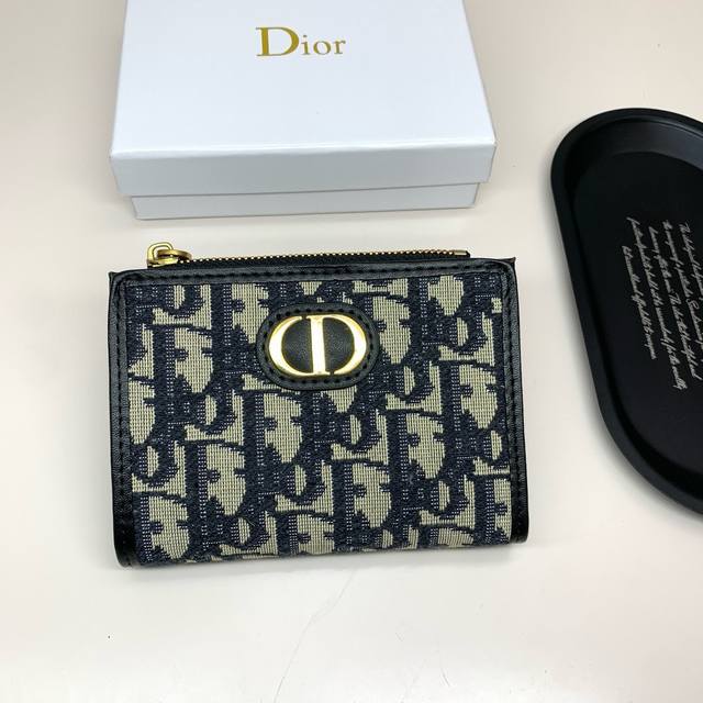 品牌：Dior 3864 颜色：黑色 尺寸：11.5*9*2 说明: Dior 专柜最新款火爆登场！采用进口pvc配小牛皮，做工精致， 媲美专柜！多功能小钱包，