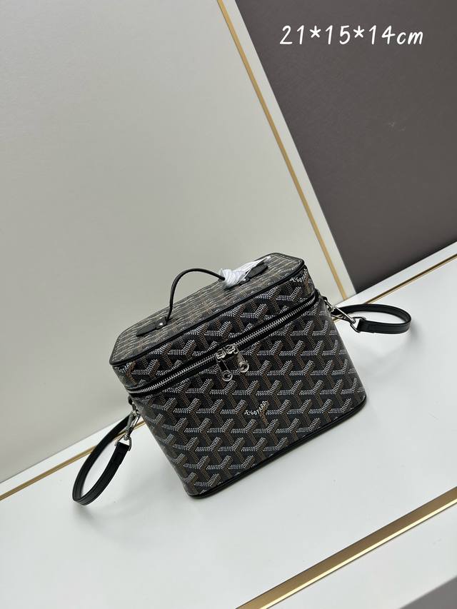 狗牙goyard高雅德新款戈雅化妆包 高雅德新款化妆包、Goyard Vanity Muse Bag 每个品牌都有属于他自己的化妆包、这款化妆包和其他相比设计师