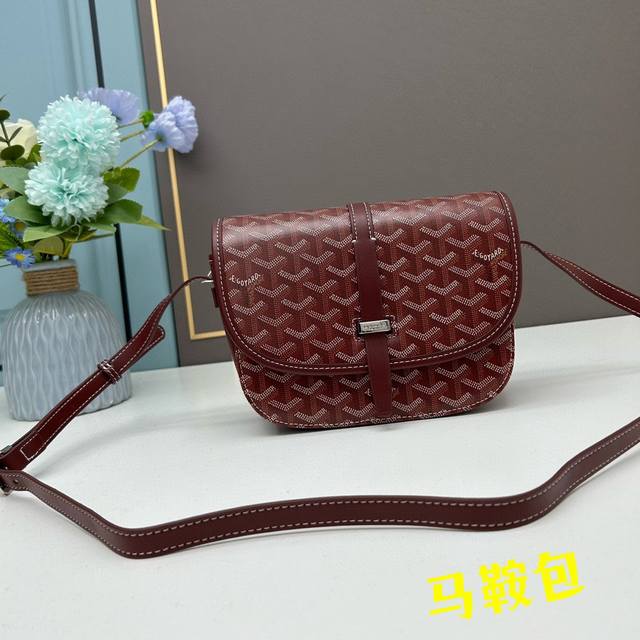 批 Goyard戈雅 -新款马鞍包 Goyard Logo的大潮今年可是开挂了！每个包的手绘花纹都特别有自己的独特魅力，不管是亮眼的鲜艳色，还是低调的深色系，拿