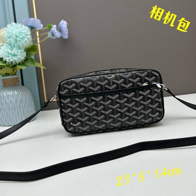 专柜对版goyard 戈雅 吴亦凡 邓伦同款相机包 独家订制y涂鸦面料 大半个地球时尚潮人和男女明星都人手一个 不仅白搭还超好搭配 尺寸：23X8X14Cm