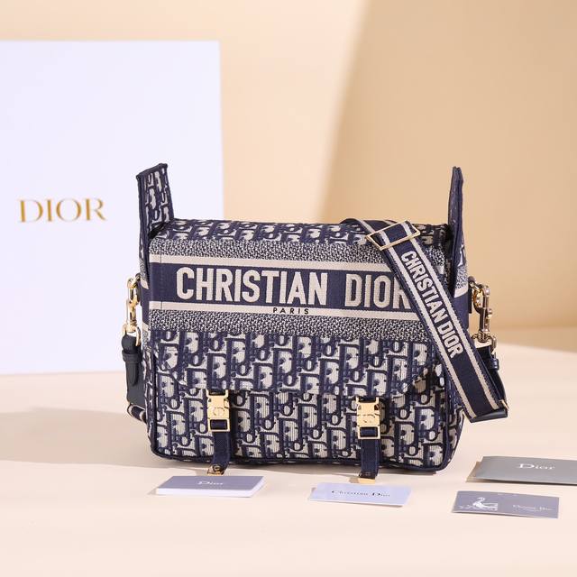 Dior新款邮差包中号，在经典信使包的基础上精心设计，融入 Dior 的标志性元素，打造休闲时尚的造型。通体饰以蓝色 Oblique 印花，搭配“Christi