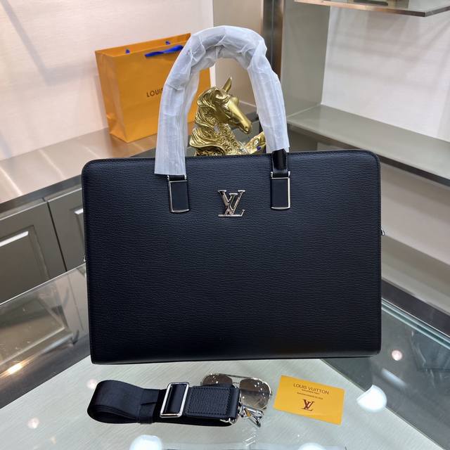 新品 ：Louis Vuitton 路易威登 最新公文包 不但包型做得好，而且品质也非常精细，采用进口摔纹皮，半定型设计，五金配套，款式简单大方 型号 : 20