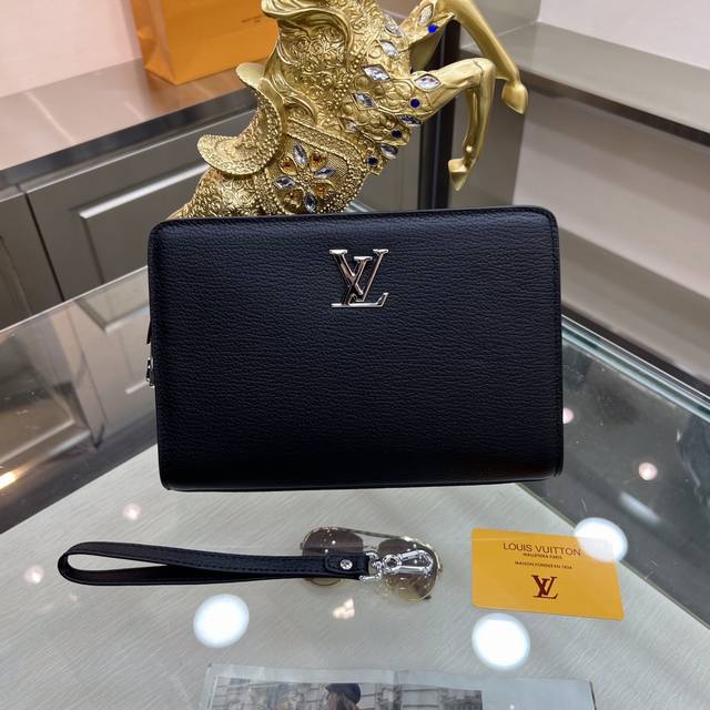 新品 ：Louis Vuitton 路易威登 最新手拿包 不但包型做得好，而且品质也非常精细，采用进口摔纹皮，半定型设计，五金配套，款式简单大方 型号 : 20