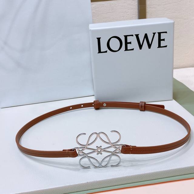 罗意威.Loewe 女士腰带官方同步，镂空金属腰带，光滑牛皮革腰带，五金4.0Cm、皮带身1.0Cm精品，正面饰有anagram牛皮革镂空装饰，实物拍摄，送礼自