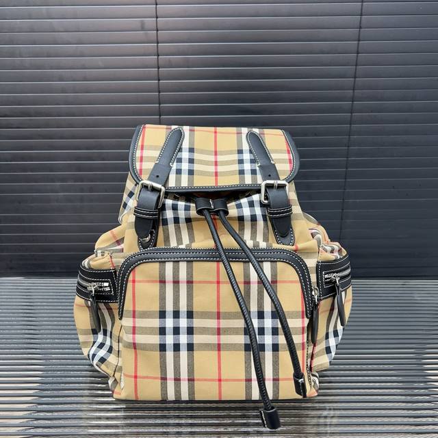 Burberry 巴宝莉 Vintage复古格子条纹 帆布翻盖双肩包 男女通用背包 书包 经典logo搭配原厂工艺材质 休闲百搭 采用精湛镶嵌细工，实物拍摄 原