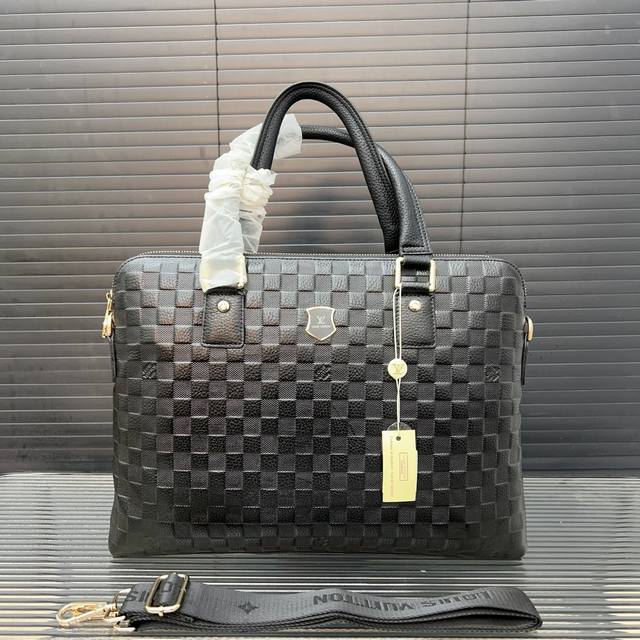 Louisvuitton 路易威登 牛皮男包公文包 手提包 电脑包 采用精湛镶嵌细工 经典百搭 实物拍摄 原厂原版面料 28 X 38 Cm。