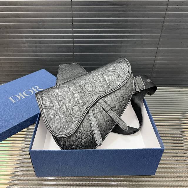 Dior 迪奥 Cd 马鞍包 斜挎胸包 单肩背包 男女通用 明星单品 采用精湛镶嵌细工，经典百搭 实物拍摄 原厂原版面料 配送防尘袋 礼盒 26 X 19 Cm