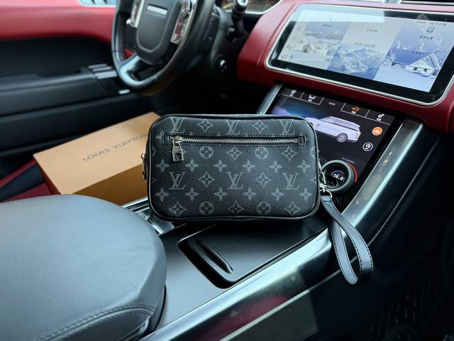 高端货 新款 “Louis Vuitton”Lv手拿包 M42838 路易威登手拿包 Louis Vuitton Pochette Voyage 字母徽标拉链开