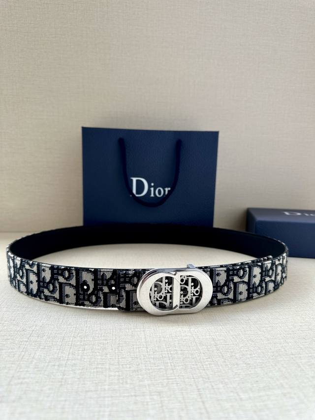 Dior 这款金属覆层黄铜腰带扣是春秋系列新品，展示 Cd Icon 标志和 Oblique Cosmo 图案，致敬 Dior 的经典图案。可与各式 35 毫米