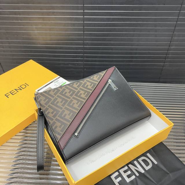 Fendi 芬迪 Ff印花牛皮手拿包 手袋 手包 采用精湛镶嵌细工，经典百搭 实物拍摄 配送小票 防尘袋 礼盒 20 X 28 Cm。