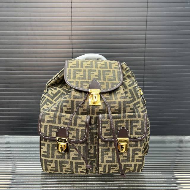 Fendi 芬迪 Ff帆布双肩包 男士背包书包 大容量 精致百搭 采用原厂面料 实物拍摄 配送防尘袋 30 X 37Cm。