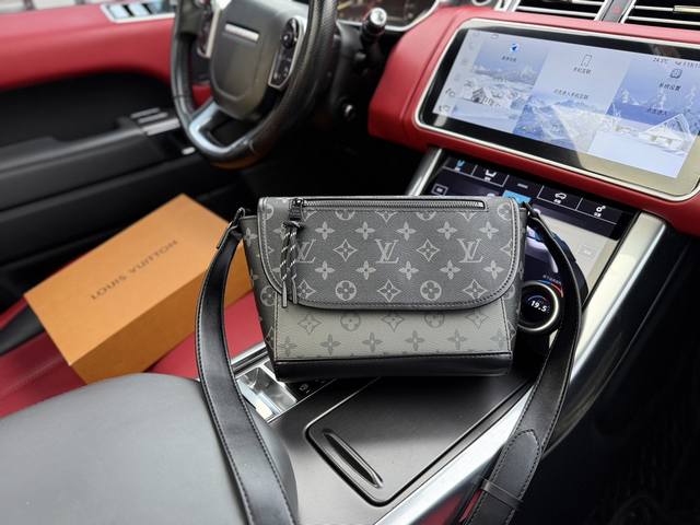 高端货 新款 “ Louis Vuitton ”Lv单肩包 路易威登单肩包 Lv邮差包 M12618。Louis Vuitton Pulse Messenger