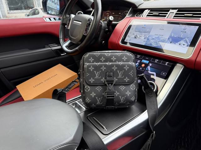 高端货 新款 “ Louis Vuitton ”Lv单肩包 路易威登单肩包 M12516。Louis Vuitton Getaway Monogram 压花可调