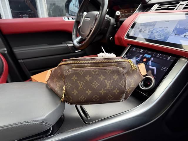 变色皮 高端货 新款 “Louis Vuitton”Lv腰包 Bumbag 路易威登胸包 M11539。由经典monogram帆布裁制而成，饰有 Louis V