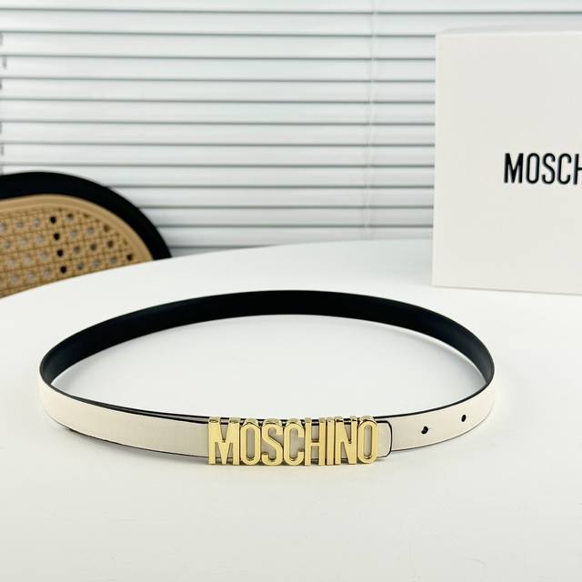 Moschino 百搭字母搭扣，双面头层平纹腰带 宽1.5Cm。奢华百搭上身效果巨好