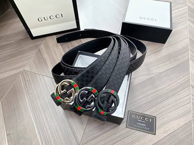 Gucci 古奇新款互扣式g带扣深受品牌辉煌的70年代经典设计所影响，得以重新诠释。安放于织纹纯皮腰带之上。正品一致的吊牌全套包装 配纸袋 礼品盒 亲们下单一定