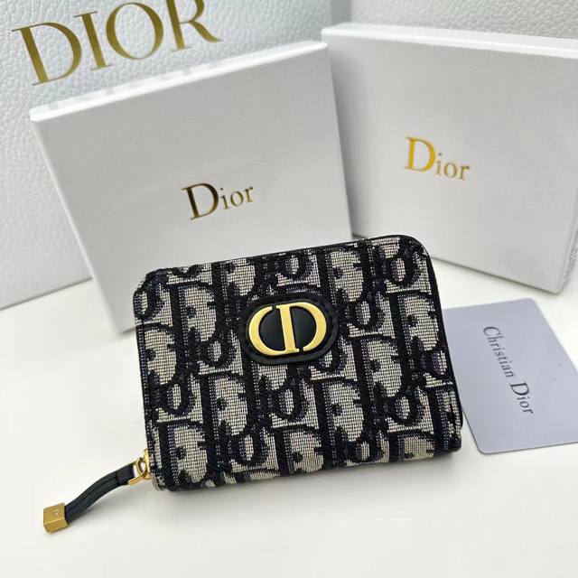 D07颜色： 宝蓝 灰色尺寸：12*8.5 Dior 专柜最新款出货！Dior Oblique提花帆布钱包，点缀蓝色小母牛皮细节，复古金色金属配饰！