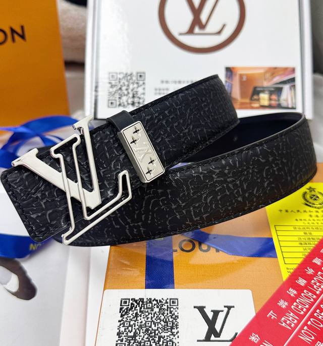 皮带：Lv..路易..威登顶级复刻- 腰带：原单品质百分百进口原厂头层牛皮，保证真皮。字母双层叠层-镂空设计工艺.真空电镀.永不掉色.24K纯钢扣稀有特种皮-海