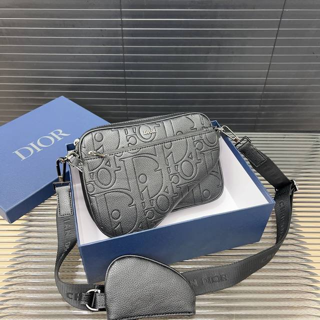 Dior 迪奥 三合一cd压花针织相机包 男女通用斜挎单肩包 采用原版面料 经典百搭 实物拍摄 原厂原版面料 配送防尘袋 礼盒 25 X 18 Cm。