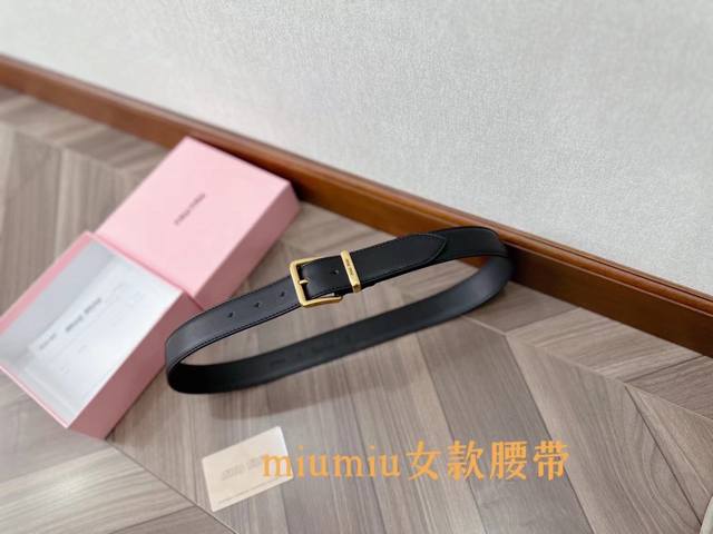 Miumiu皮带，高级感拉满 ＋时髦精必备 设计感满分！型简约而不失奢华的金色扣环，在阳光下微微闪耀，每一次转身都是吸睛的焦点！ 无论是搭配高腰裤装，还是优雅连