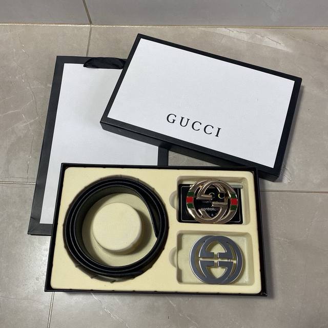 古驰gucci精品款 ☆双扣礼盒套装含礼盒 专柜有售 Gucci专柜在售正品 此款采用头层牛皮制作 走线油边细致 正品开模 搭配广州原版扣经久耐用、3.8Cm规