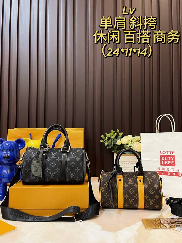 Keepall Xs 手袋 路易威登推出aerogram 版本的新款 Keepall Xs，由黑色柔软粒面皮革制成，内敛时尚。黑花标识，配色完美 皮革包身搭配顶