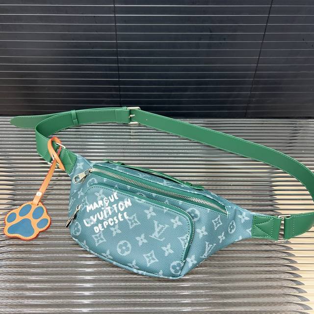 Louisvuitton 路易威登 Rush腰包斜挎胸包 原厂面料材质 电镀五金 高端货 附带防尘袋 礼盒 规格:30 X 15Cm