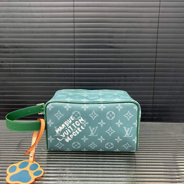 Louisvuitton 路易威登 爪印 Dopp 化妆包 洗漱袋 手拿包 采用精湛镶嵌细工，经典百搭 实物拍摄 原厂原版面料 配送防尘袋 礼盒 12 X 22