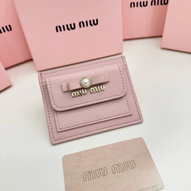 Miumiu 5237颜色 黑色 粉色 蓝色 尺寸：11*8.5Miumiu专柜最新款火爆登场！采用头层牛皮，做工精致， 媲美专柜！多功能小钱包，超级精致时尚！