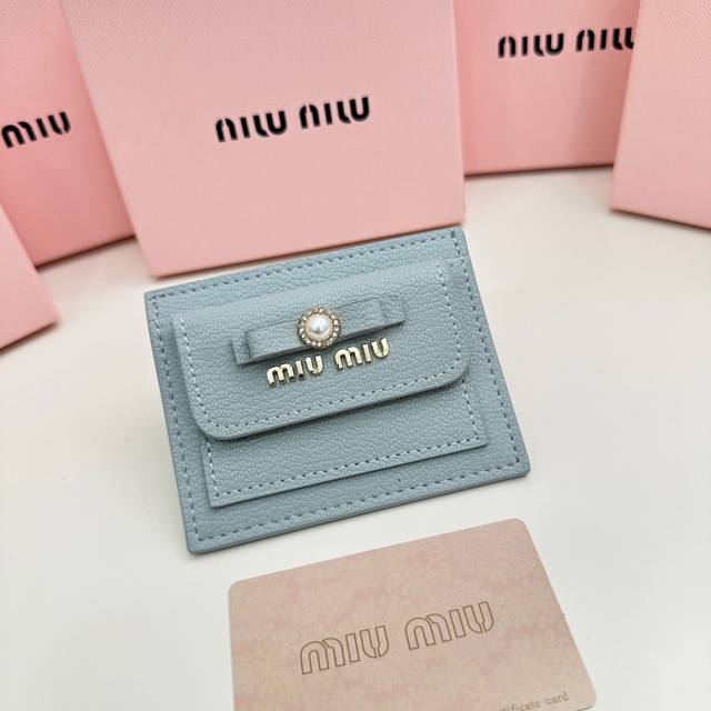 Miumiu 5237颜色 黑色 粉色 蓝色 尺寸：11*8.5Miumiu专柜最新款火爆登场！采用头层牛皮，做工精致， 媲美专柜！多功能小钱包，超级精致时尚！