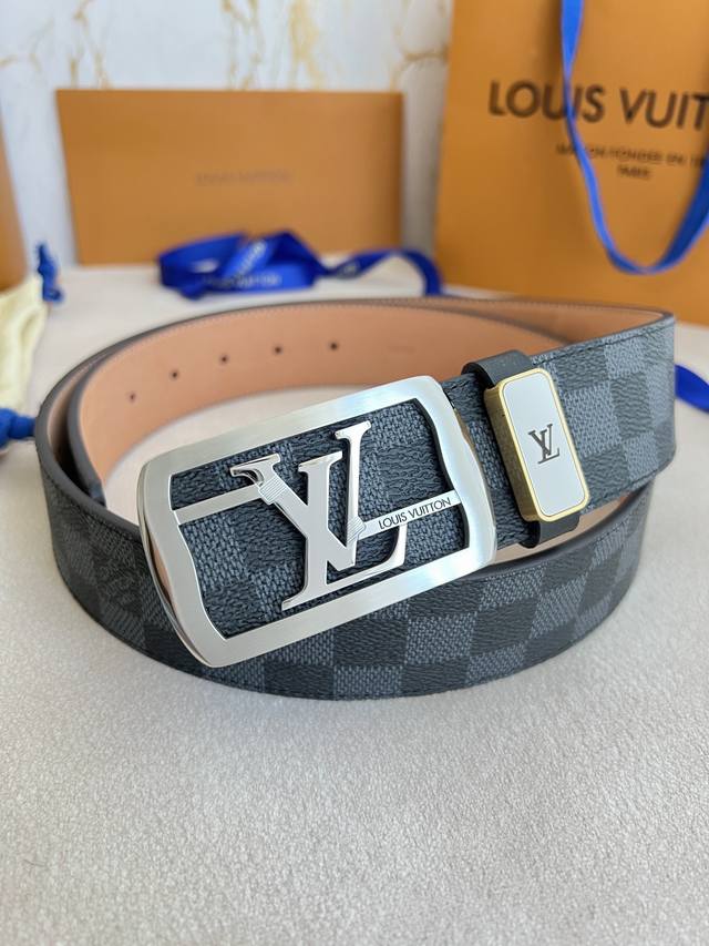 品名： Lv..路易..威登腰带皮带原单 型号：挂扣，经典纯钢材质挂扣，头层牛皮，图片实物拍摄 材料：头层牛皮，挂扣系列，纯钢材质扣头，钯镀电镀工艺永不掉色。原