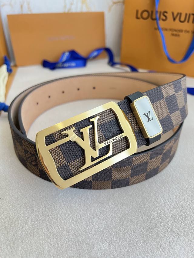 品名： Lv..路易..威登腰带皮带原单 型号：挂扣，经典纯钢材质挂扣，头层牛皮，图片实物拍摄 材料：头层牛皮，挂扣系列，纯钢材质扣头，钯镀电镀工艺永不掉色。原