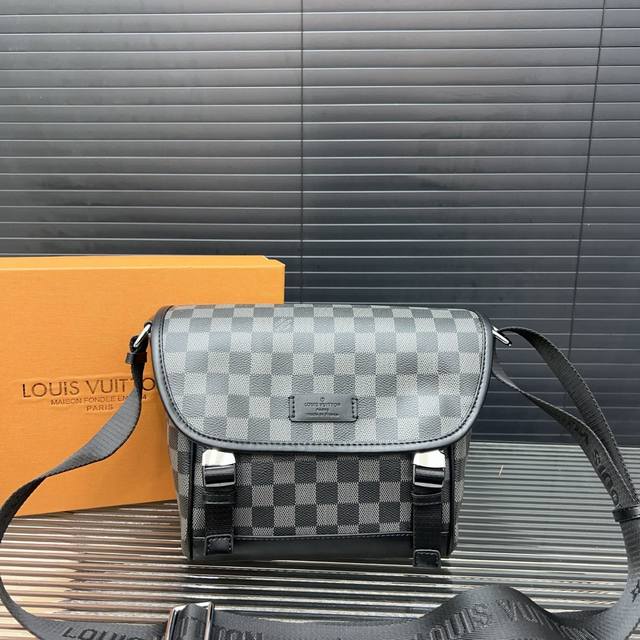 Louisvuitton 路易威登 邮差包 翻盖单肩包 大容量印花斜挎包 采用精湛镶嵌细工，经典百搭 实物拍摄 原厂原版面料 配送礼盒 防尘袋 23 X 30